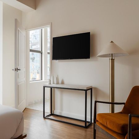 Found Hotel Chicago River North Екстер'єр фото