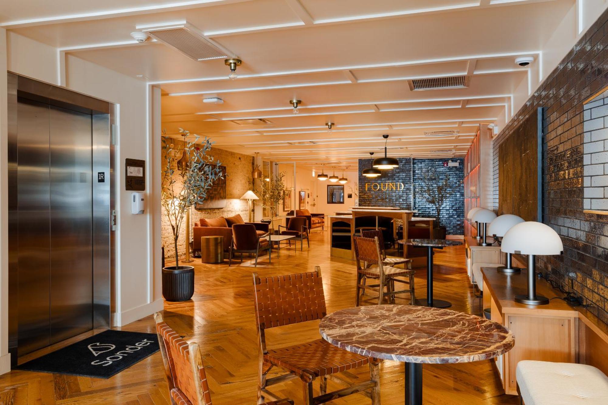 Found Hotel Chicago River North Екстер'єр фото