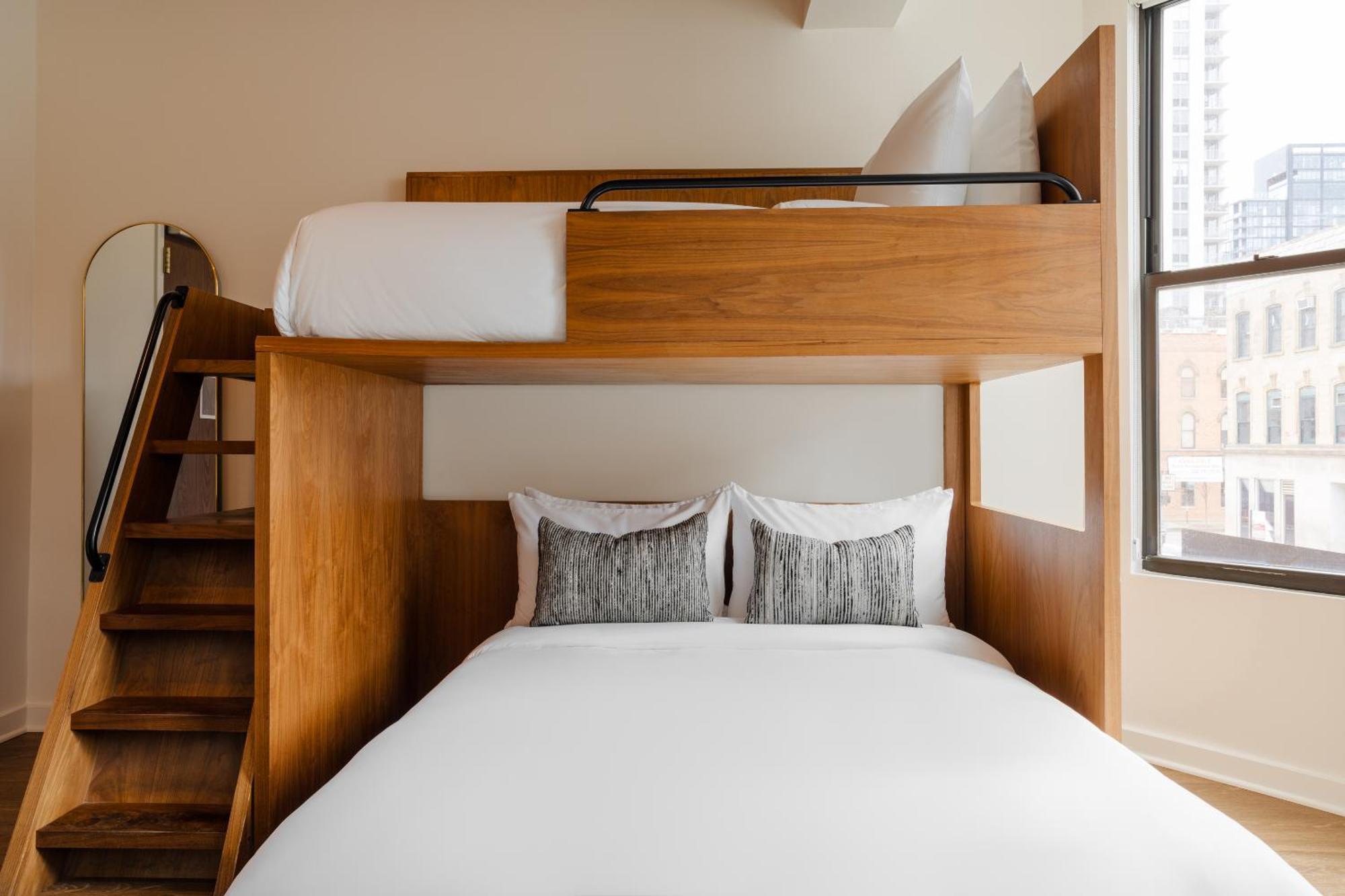 Found Hotel Chicago River North Екстер'єр фото