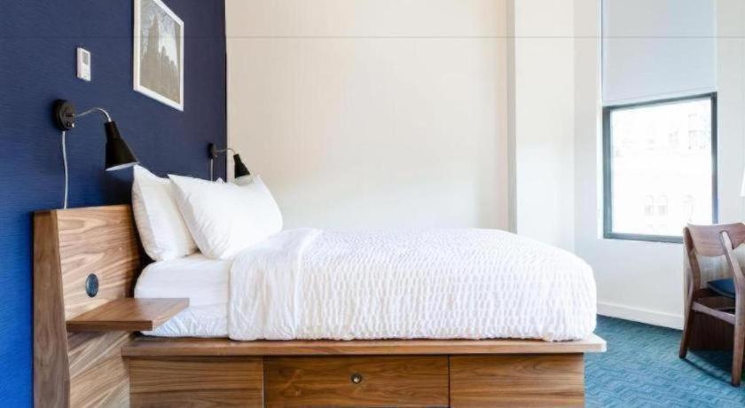 Found Hotel Chicago River North Екстер'єр фото