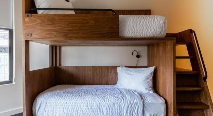 Found Hotel Chicago River North Екстер'єр фото