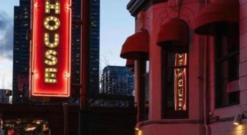 Found Hotel Chicago River North Екстер'єр фото