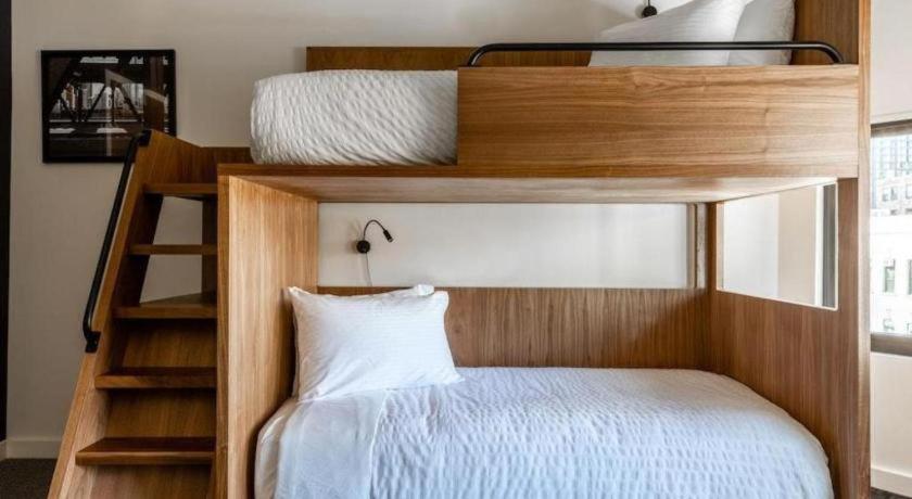 Found Hotel Chicago River North Екстер'єр фото